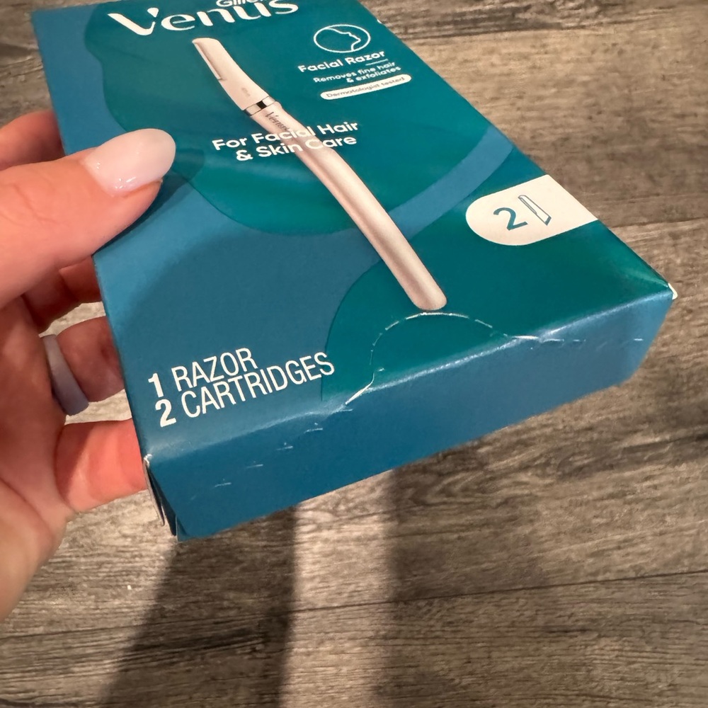 VENUS Facial Razor for Women - Teal Packaging, White Razor - Picture 3 of 5